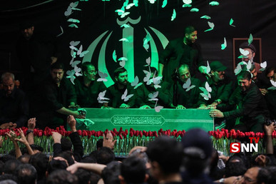 مراسم وداع با پیکر قائد شهید انقلاب اسلامی حضرت آیت‌العظمی سید علی خامنه‌ای در جوار حسینیه امام خمینی(ره) + عکس