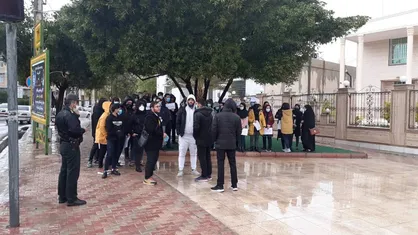 جمعی از دانشجویان علوم پزشکی لارستان در مقابل فرمانداری اوز تجمع کردند