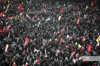 قیامِ دریا بر دوشِ پایتخت؛ روایتی از نخستین صبحِ وداع با رهبر شهید در مصلی تهران / «گر میسر نیست من را کام او، عشق‌بازی می‌کنم با نام او» + عکس و فیلم