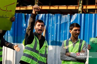 تجمع دانشجویان در مقابل سفارت فرانسه