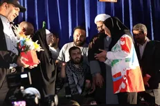 اهدای مدال نقره زهرا نجاتی عارف به جانباز سرافراز حسین محمدی