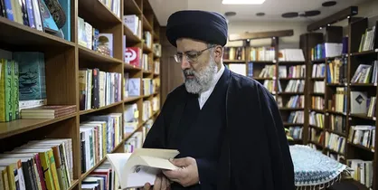 بازدید حجت الاسلام رییسی از چند کتابفروشی&zwnj; خیابان انقلاب تهران + عکس