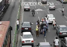 رانندگان هنگام توقف در حاشیه بزرگراه حتماً از علائم ایمنی استفاده کنند