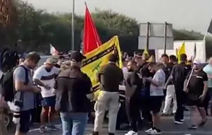حضور مردم لبنان در مسیر&zwnj;های منتهی به فرودگاه بین المللی بیروت به منظور استقبال از علی لاریجانی، دبیر شورای امنیت ملی جمهوری اسلامی ایران