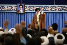 رهبر انقلاب: هر جور بتوانیم به فلسطین کمک می‌کنیم، ملاحظه هیچ کس را نمی‌کنیم / ضعف‌های دنیای اسلام با «بعثت» برطرف می‌شود