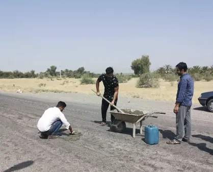 محورهاى مواصلاتى توکهور و هشت بندی استان هرمزگان نیاز به بازسازى دارند / استفاده مردم از شن و ماسه برای ترمیم چاله&zwnj;ها!