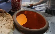 هیأتی که برای نیازمندان نان می‌پزد