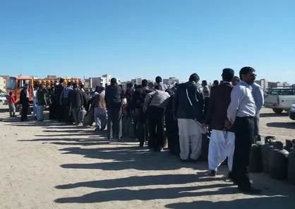 گاز به زاهدان نرسید که نرسید / صف&zwnj;های طولانی گاز مایع در سیستان و بلوچستان دغدغه این روزهای مردم