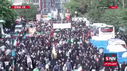 با وجود تکمیل ظرفیت مصلای تهران مردم همچنان از خیابان های اطراف مصلای تهران به سمت محل برگزاری وداع حرکت میکنند