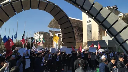تجمع دانشگاهیان امیرکبیر به مناسبت گرامیداشت شهدای سانحه هوایی و اعتراض به شعارهای هنجارشکنانه علیه شهید سلیمانی