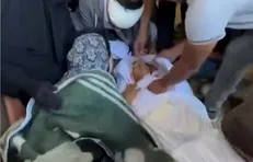 وداع جان سوز یک مادر فلسطینی با فرزند شهیدش در غزه