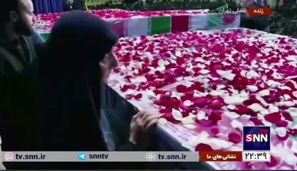 حضور فرزندان شهید سلیمانی در کنار تابوت شهدای خدمت در مصلی امام خمینی (ره)