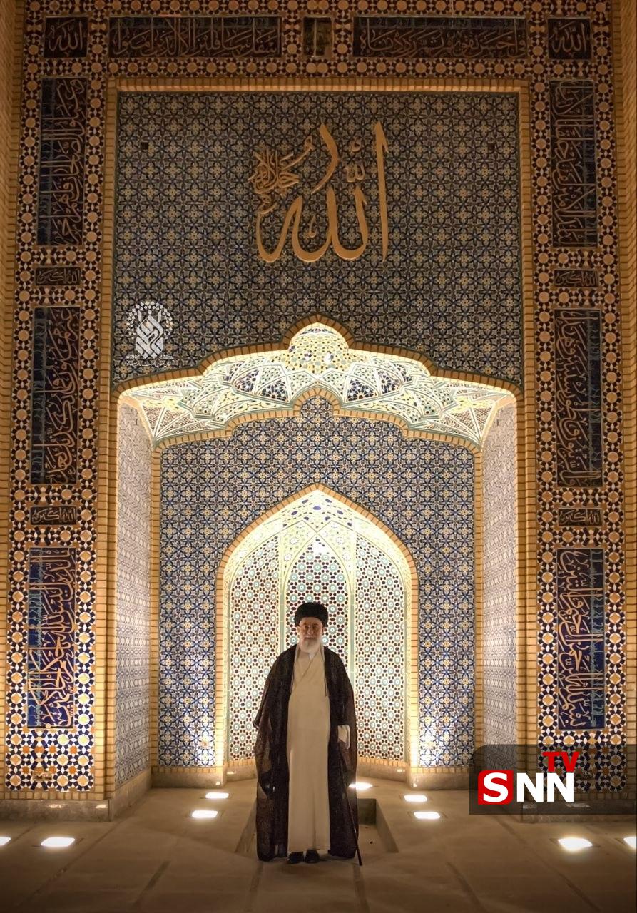 انتشار تصویری از حضور رهبر شهید در حرم حضرت فاطمه معصومه (س)