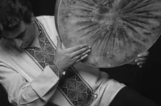 یک نوازنده دف مدرک درجه یک هنری گرفت