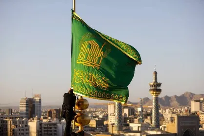 تعویض پرچم گنبد حرم مطهر رضوی+ فیلم و عکس