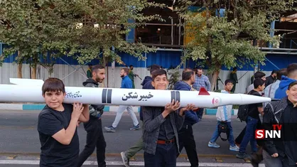 نماد اقتدار ایرانی در دستان دانش آموزان در راهپیمایی استکبار ستیزی ۱۳ آبان+ عکس