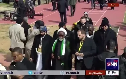 حضور شیخ ابراهیم زکزاکی، رهبر شیعیان نیجریه در محل برگزاری مراسم تشییع شهید نصرالله و شهید صفی الدین