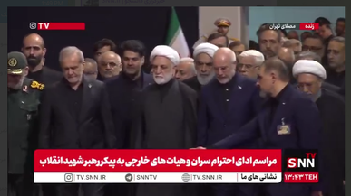 ادای احترام سران قوا و مسئولین کشوری و لشکری به پیکر رهبر شهید انقلاب+ فیلم