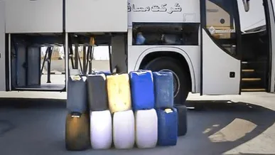 قاچاق سوخت با اتوبوس مسافربری در قاینات/ یک متهم دستگیر شد