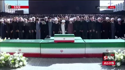 اشک&zwnj;های مردم هنگام قرائت فراز &laquo;اللهم انا لانعلم منه الا خیرا&raquo; در نماز بر پیکر رهبر شهید انقلاب