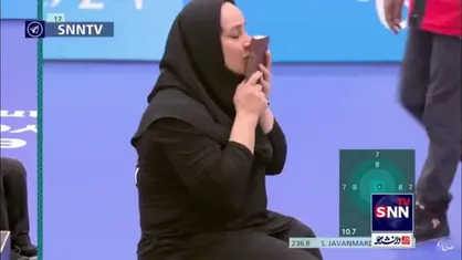 بوسه ساره جوانمردی بر قرآن کریم بعد از کسب مدال طلای پارالمپیک پاریس
