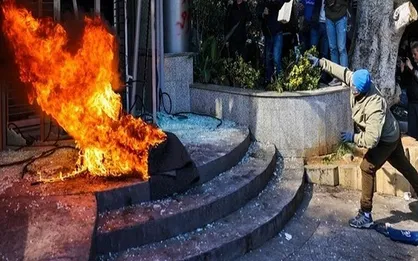 آتش زدن بانک&zwnj;ها در لبنان به دنبال اوضاع نابسامان اقتصادی
