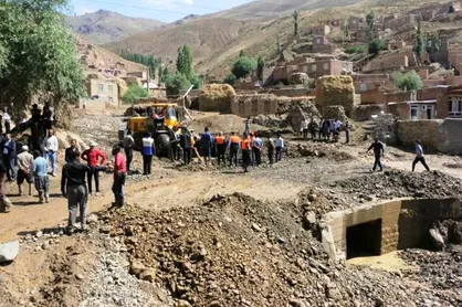 دانشجویان بسیجی در مناطق سیل&zwnj;زده سلماس خدمت&zwnj;رسانی کردند