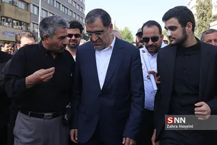 سید حسن قاضی زاده وزیر بهداشت در تشییع پیکر ۱۳۵ شهید گمنام دفاع مقدس