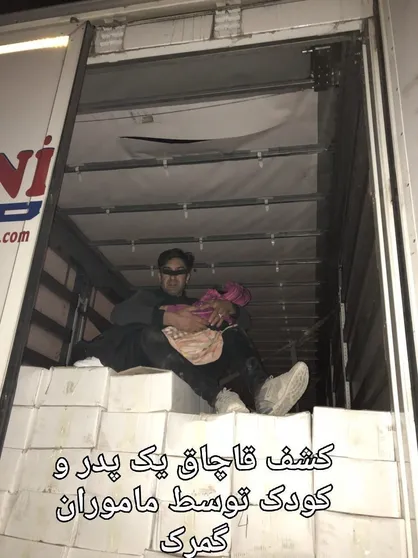 از محموله صادرات کشمش، مرد و کودک قاچاقی بیرون آمد!+عکس