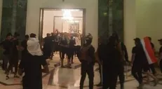آشوبگران حامی جریان صدر به کاخ ریاست جمهوری عراق یورش بردند+فیلم