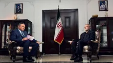قدم زدن لاریجانی در بیروت با وجود پهپاد اسرائیلی + فیلم