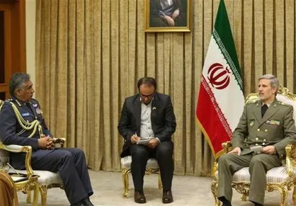 فرمانده نیرو هوایی عمان با وزیر دفاع دیدار کرد
