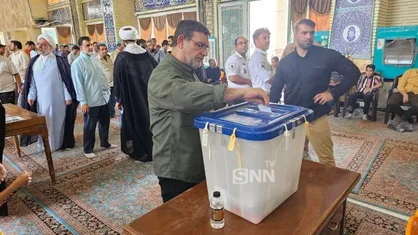 فرمانده نیروی دریایی سپاه در مسجد جمکران رای داد