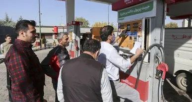 جمع آوری کارت‌های سوخت آزاد پمپ بنزین‌ها و انتقال سهمیه به صاحبان خودرو در سیستان و بلوچستان