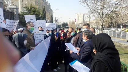 جمعی از کارکنان و اساتید دانشگاه آزاد مقابل مجلس شورای اسلامی تجمع کردند + تصاویر