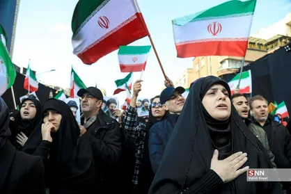 ببینید| اهتزاز پرچم&zwnj;ها و حضور گسترده مردم شهر تهران در استقبال از پیکر شهدای جنگ رمضان