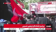 تبرک جستن مردم به پرچم «یا زینب» در مراسم پیاده روی جاماندگان اربعین