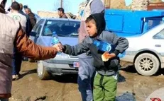 اولین محموله اقلام بهداشتی و غذایی بین مردم مناطق زلزله زده خوی توزیع شد