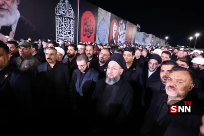 ادای احترام سید عمار حکیم به پیکر رهبر شهید ایران در فرودگاه نجف