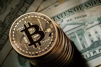 بیت&zwnj;کوین در رقابت با دلار/ نگرانی شبکه آمریکایی از رشد بیت&zwnj;کوین