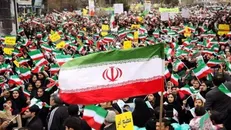دوشنبه انقلابی مردم کرمان! / جهان حضور تماشایی مردم دیار حاج قاسم در جشن انقلاب را به نظاره نشست