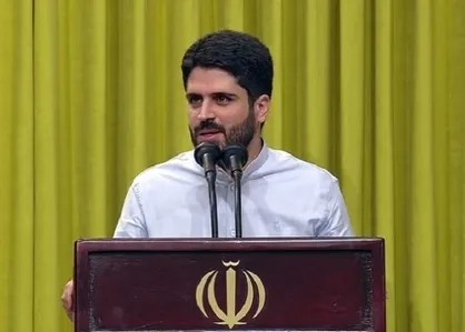 شعرخوانی محمد رسولی در مراسم رونمایی از تقریظ رهبر انقلاب؛ بی فاطمه (س) جبرئیل هم نازل نمی&zwnj;شد + فیلم