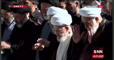 اقامه نماز بر پیکر مطهر رهبر شهید انقلاب توسط آیت الله سبحانی در مصلی تهران+ فیلم