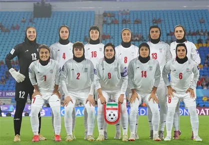 سلام نظامی بانوان فوتبال ایران پیش از دیدار مقابل فیلیپین