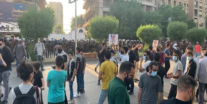 عراقی&zwnj;ها پرچم فرانسه و تصاویر &laquo;ماکرون&raquo; را آتش زدند