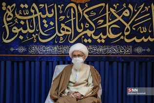 
ملبس شدن جمعی از طلاب به دست آیت الله نوری همدانی
