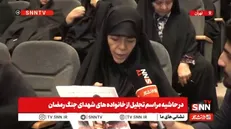 مادر شهید نبرد رمضان: دختر و دامادم همراه با پسر ۱۴ ماهه و دختر ۶ ساله‌شان شهید شدند + فیلم