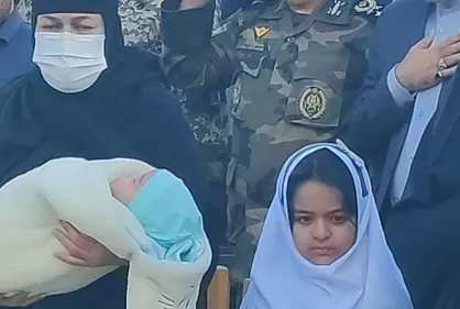 شعرخوانی دختر شهید سرافراز حمزه جهان&zwnj;دیده در کنار پیکر پدرش + فیلم