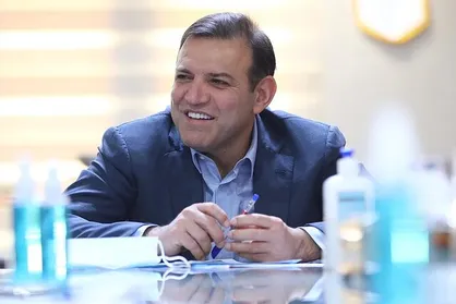 موج سواری به سبک عزیزی خادم!
