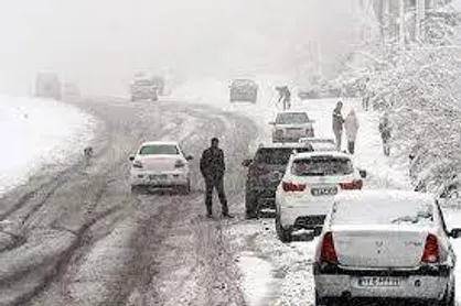 بارش برف و ترافیک سنگین در جاده&zwnj;های استان البرز/ رانندگان با احتیاط برانند